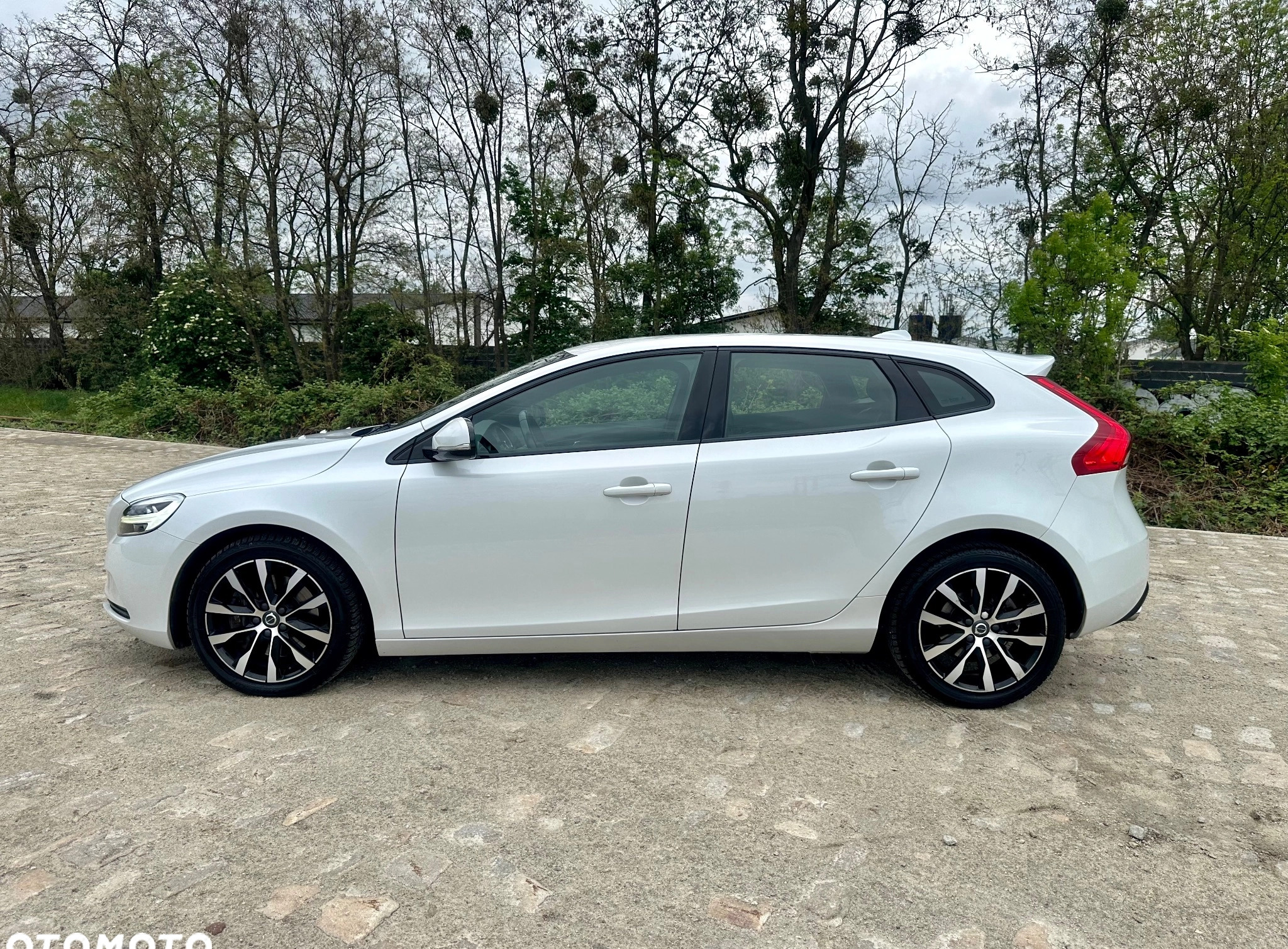 Volvo V40 cena 57800 przebieg: 230000, rok produkcji 2018 z Wrocław małe 781